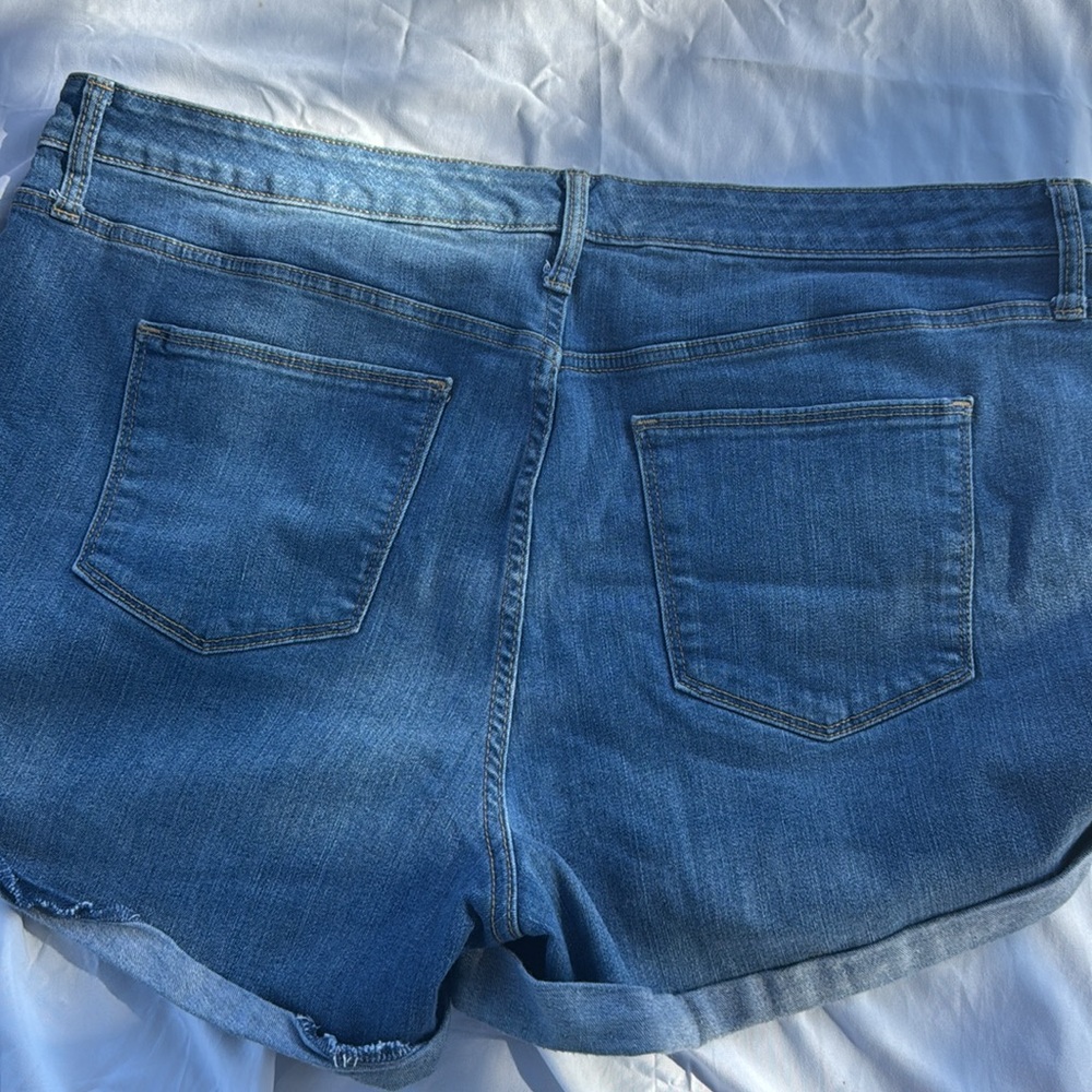 Universal Threads shorts - Picture 2 of 3